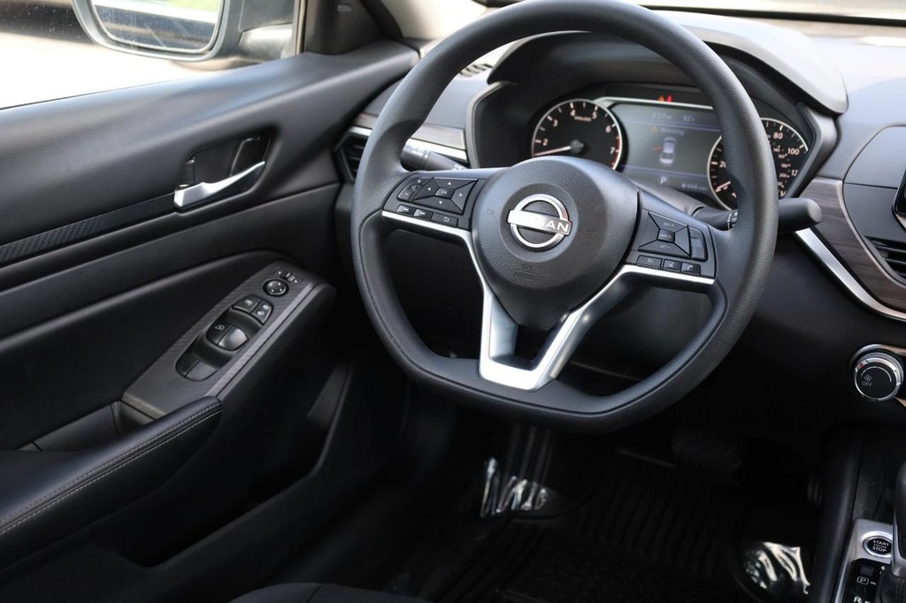 Nissan Rogue Vehicle Full-screen Gallery Image 38