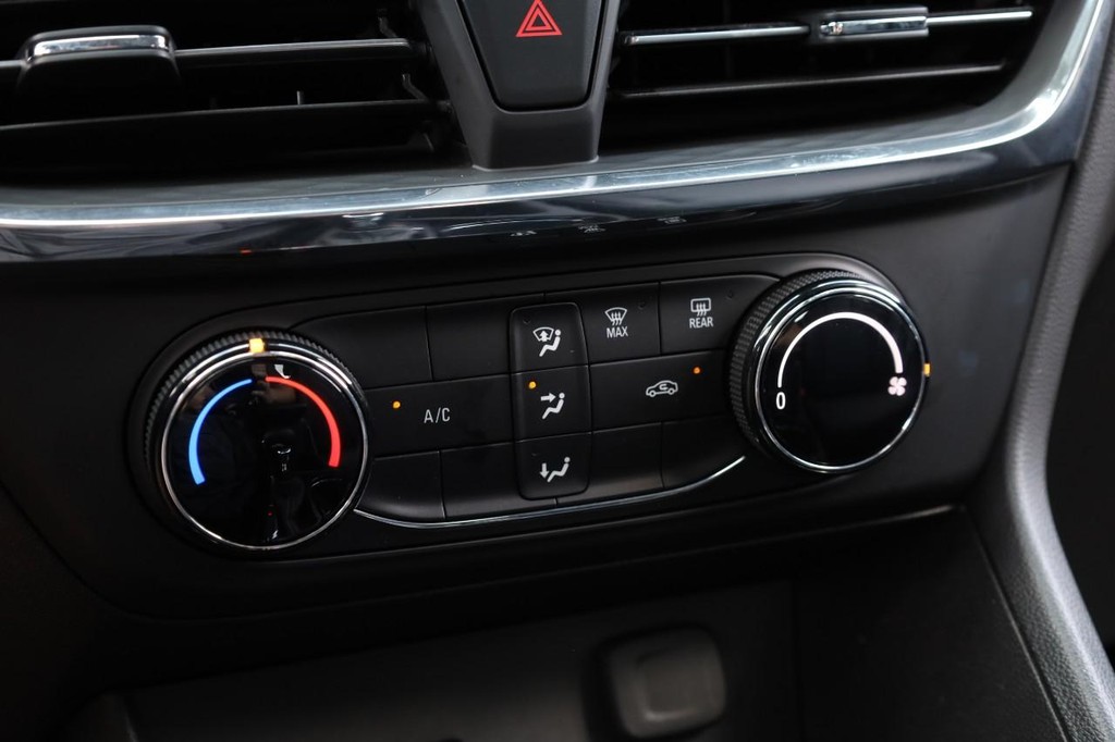 Buick Encore GX Vehicle Full-screen Gallery Image 13