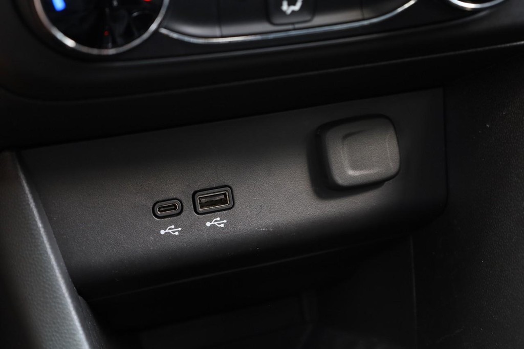 Buick Encore GX Vehicle Full-screen Gallery Image 14