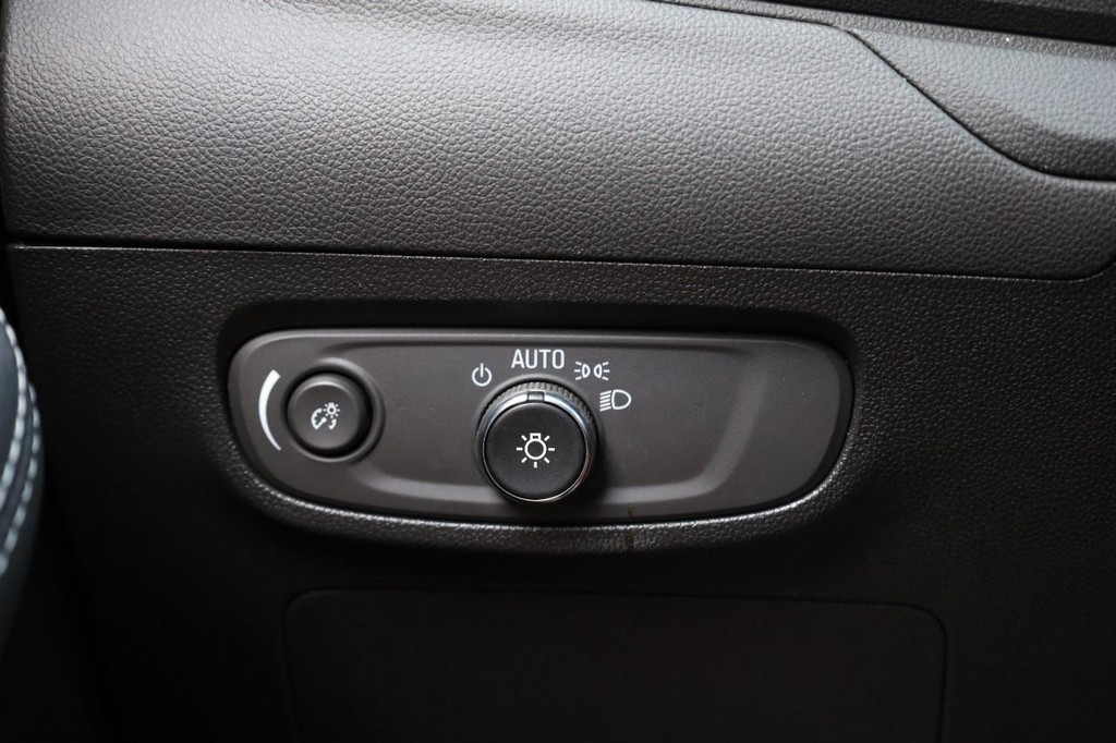 Buick Encore GX Vehicle Full-screen Gallery Image 18