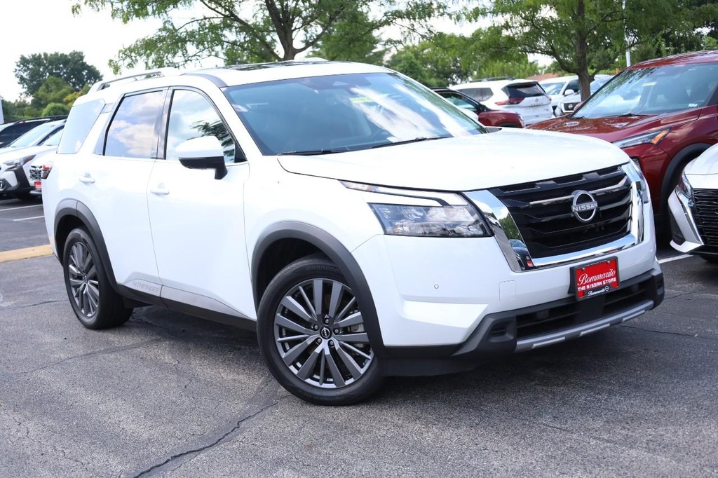 Nissan Pathfinder Vehicle Full-screen Gallery Image 2