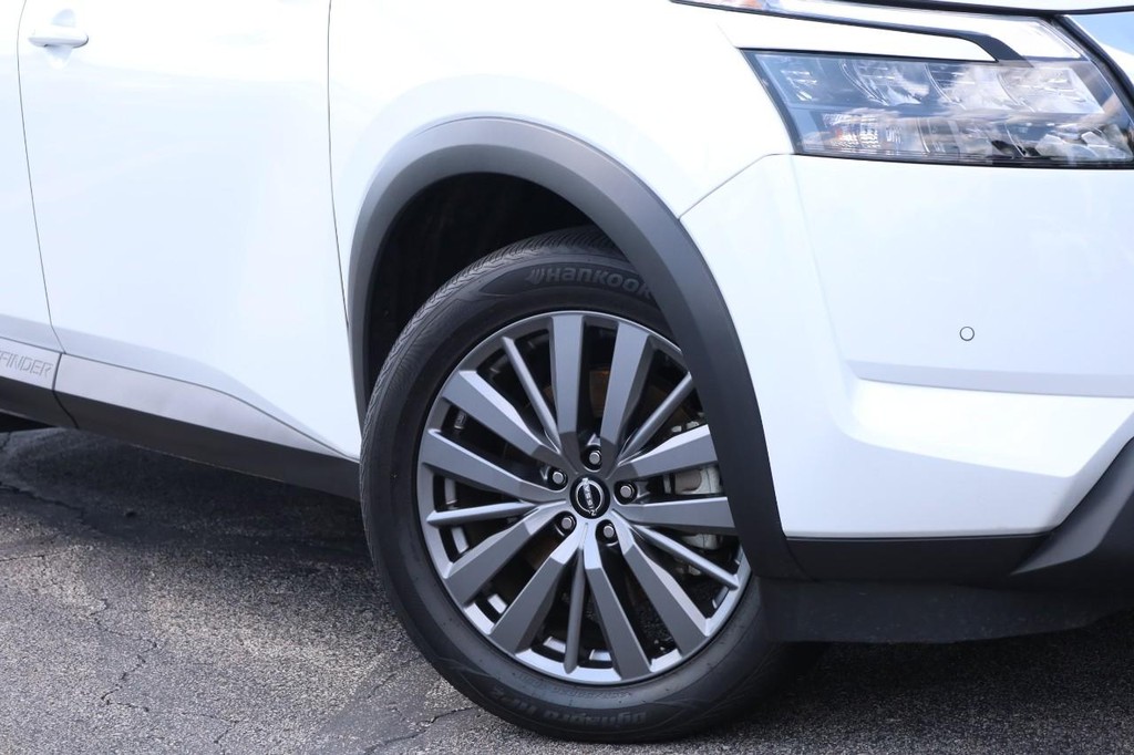 Nissan Pathfinder Vehicle Full-screen Gallery Image 3