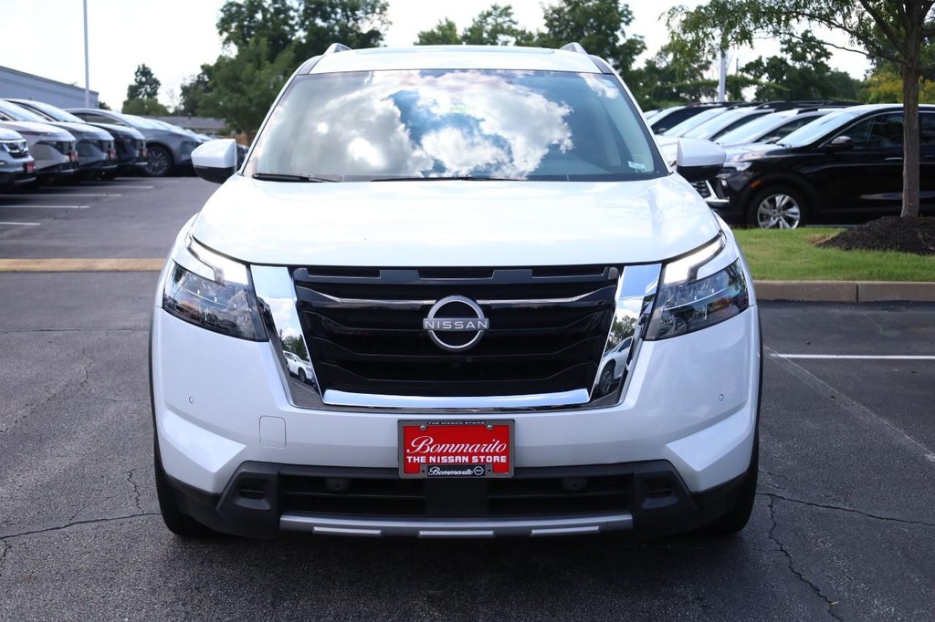 Nissan Pathfinder Vehicle Full-screen Gallery Image 4