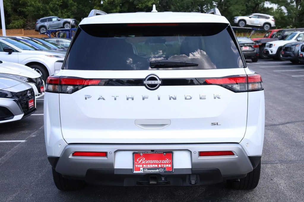 Nissan Pathfinder Vehicle Full-screen Gallery Image 6
