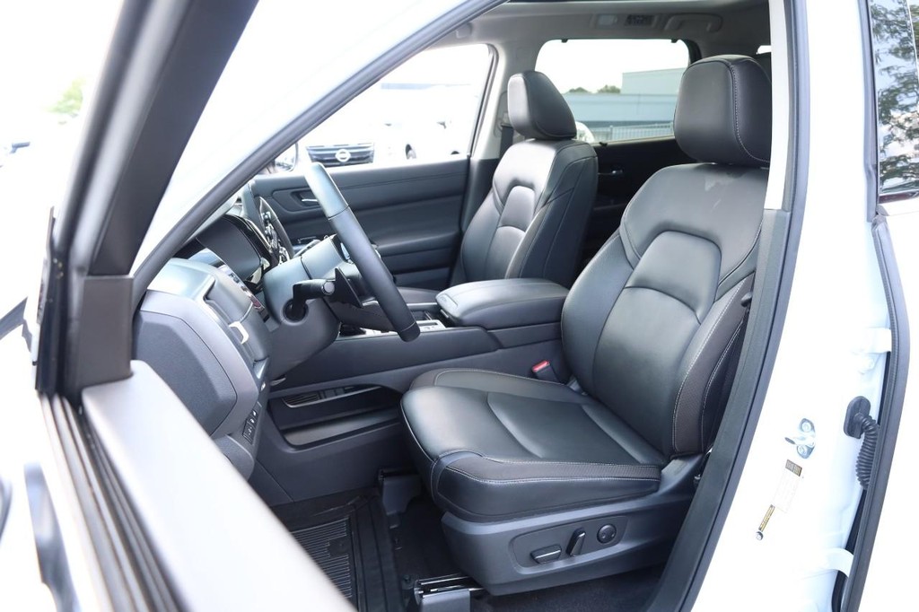 Nissan Pathfinder Vehicle Full-screen Gallery Image 10