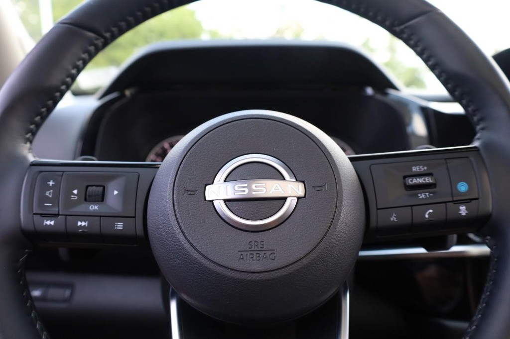 Nissan Pathfinder Vehicle Full-screen Gallery Image 13
