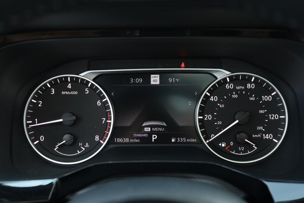 Nissan Pathfinder Vehicle Full-screen Gallery Image 14