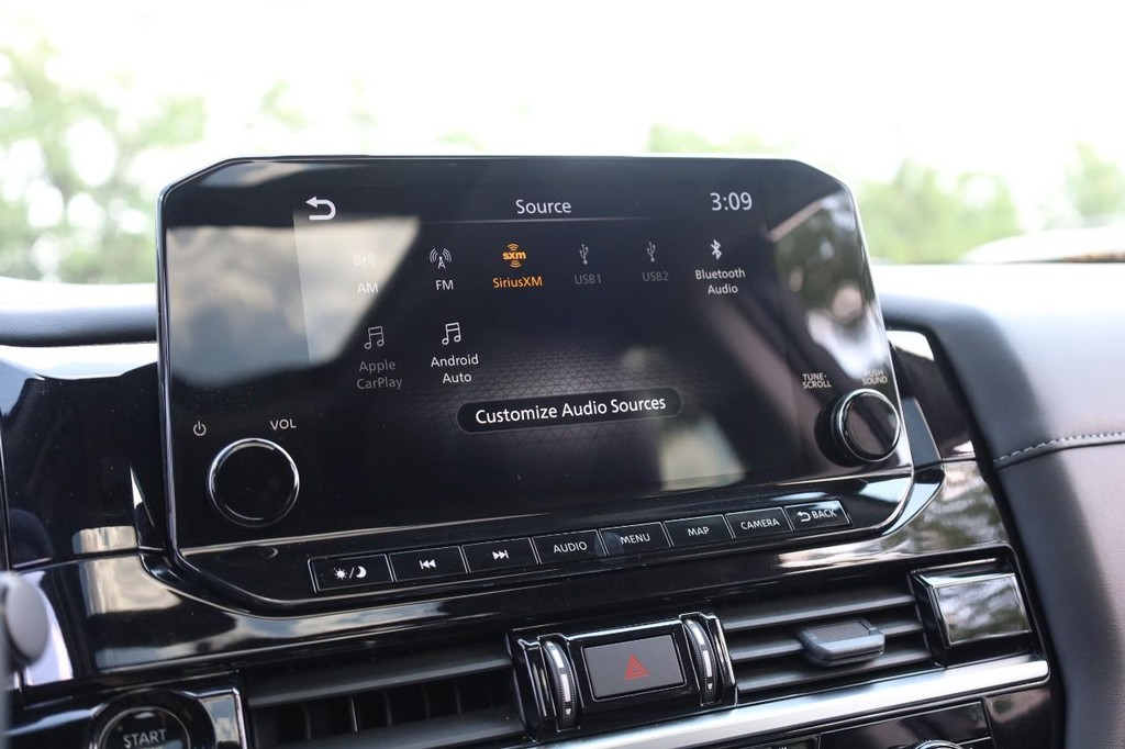 Nissan Pathfinder Vehicle Full-screen Gallery Image 15