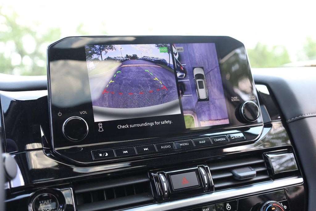 Nissan Pathfinder Vehicle Full-screen Gallery Image 16