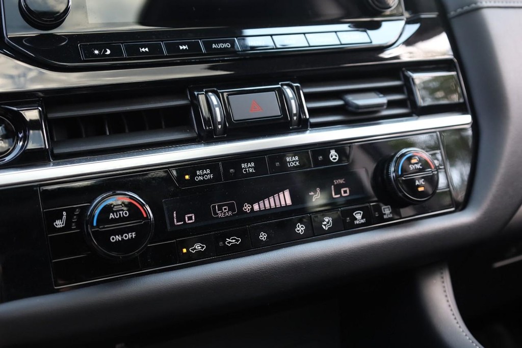 Nissan Pathfinder Vehicle Full-screen Gallery Image 17