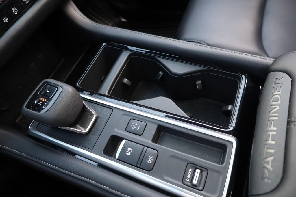 Nissan Pathfinder Vehicle Full-screen Gallery Image 19