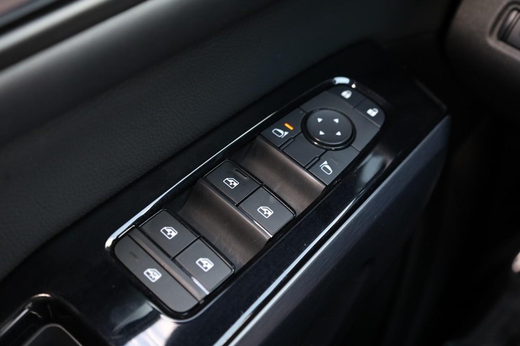 Nissan Pathfinder Vehicle Full-screen Gallery Image 21