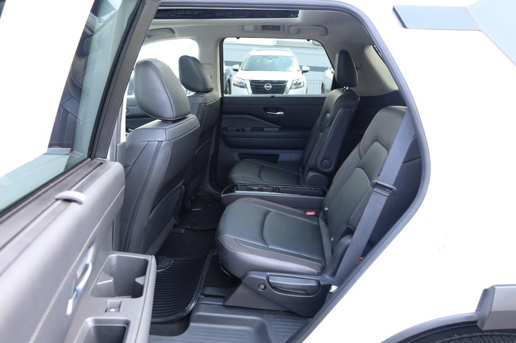 Nissan Pathfinder Vehicle Full-screen Gallery Image 24