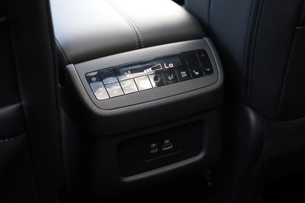 Nissan Pathfinder Vehicle Full-screen Gallery Image 26