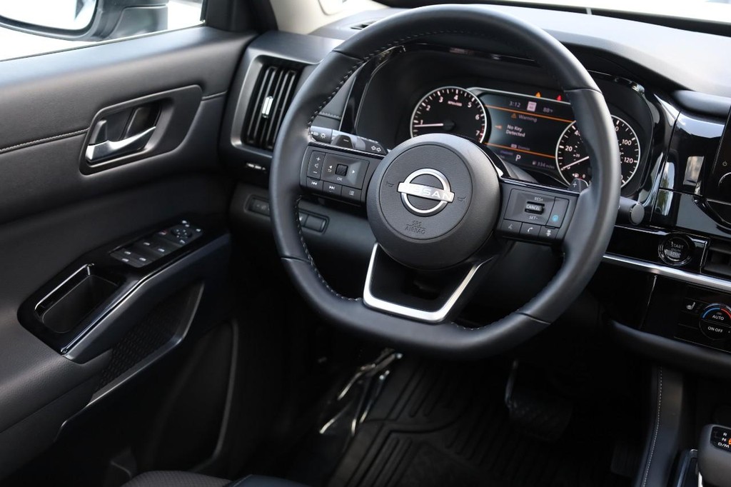 Nissan Pathfinder Vehicle Full-screen Gallery Image 28