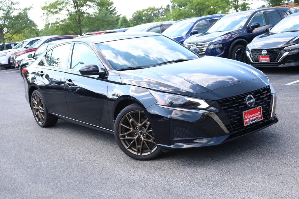 Nissan Altima Vehicle Full-screen Gallery Image 2