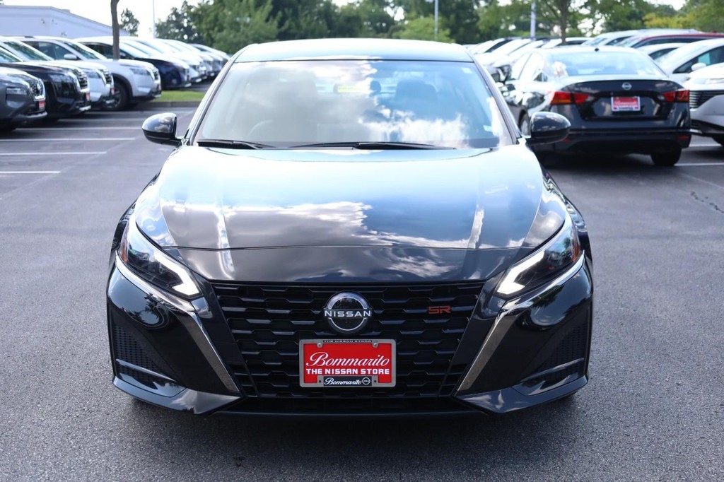 Nissan Altima Vehicle Full-screen Gallery Image 4
