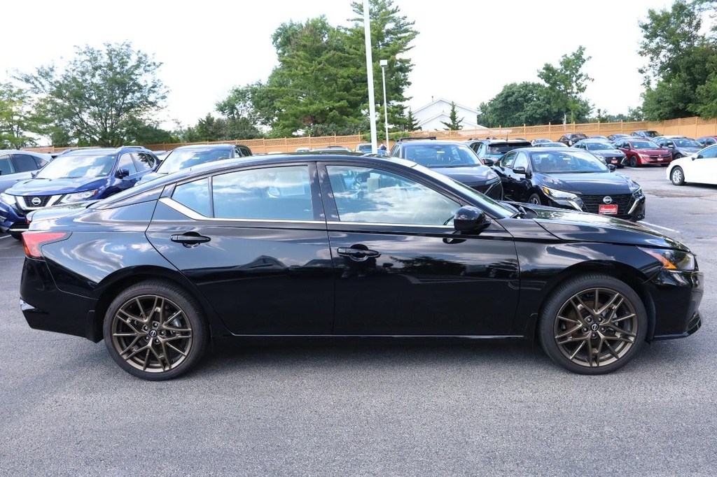 Nissan Altima Vehicle Full-screen Gallery Image 5