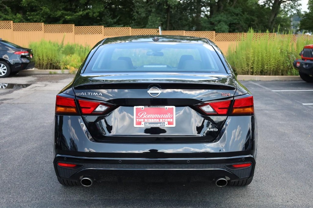 Nissan Altima Vehicle Full-screen Gallery Image 6
