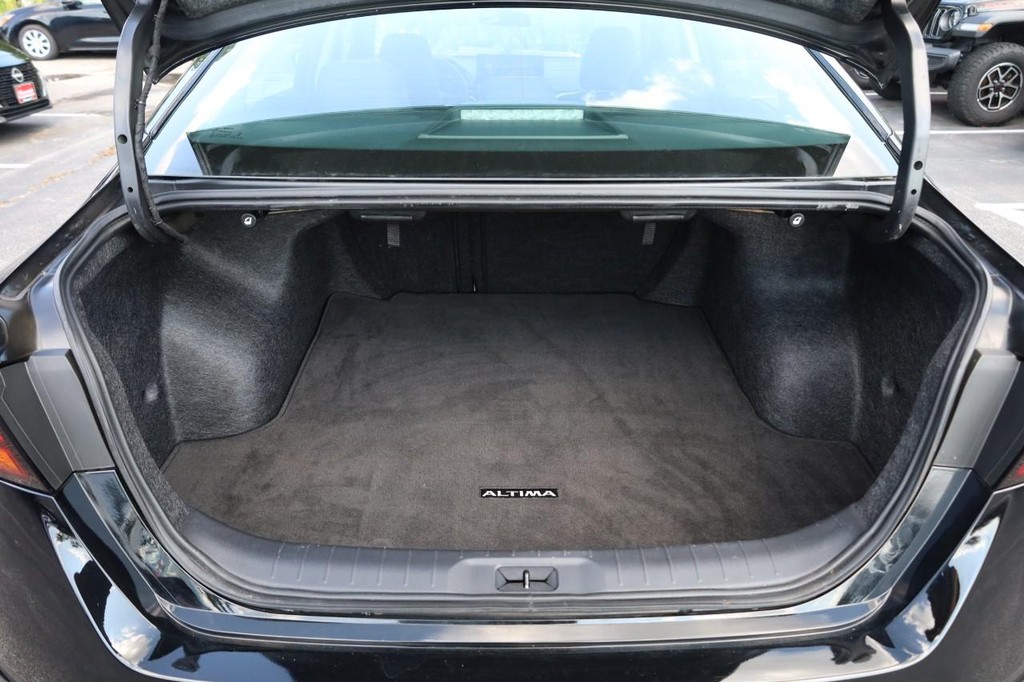 Nissan Altima Vehicle Full-screen Gallery Image 7