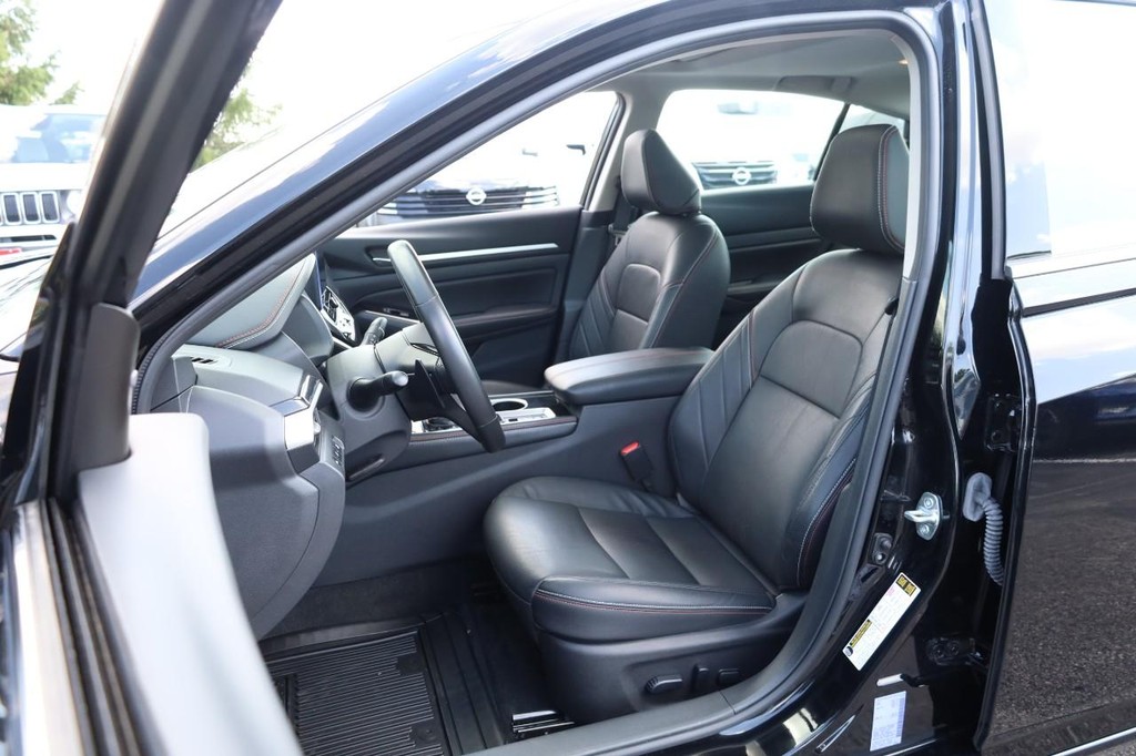 Nissan Altima Vehicle Full-screen Gallery Image 8