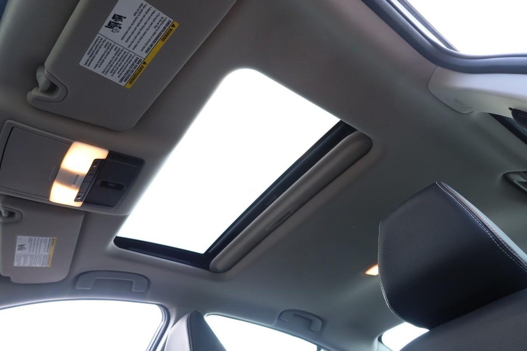 Nissan Altima Vehicle Full-screen Gallery Image 9