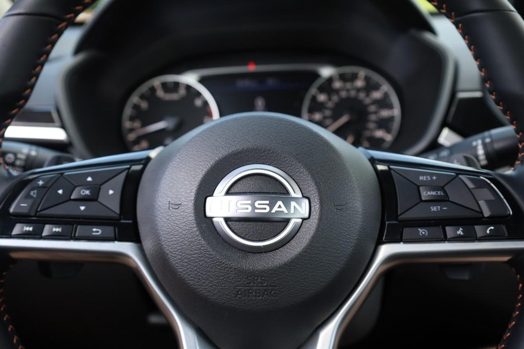 Nissan Altima Vehicle Full-screen Gallery Image 10