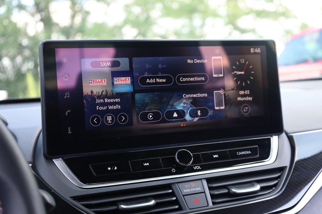 Nissan Altima Vehicle Full-screen Gallery Image 12