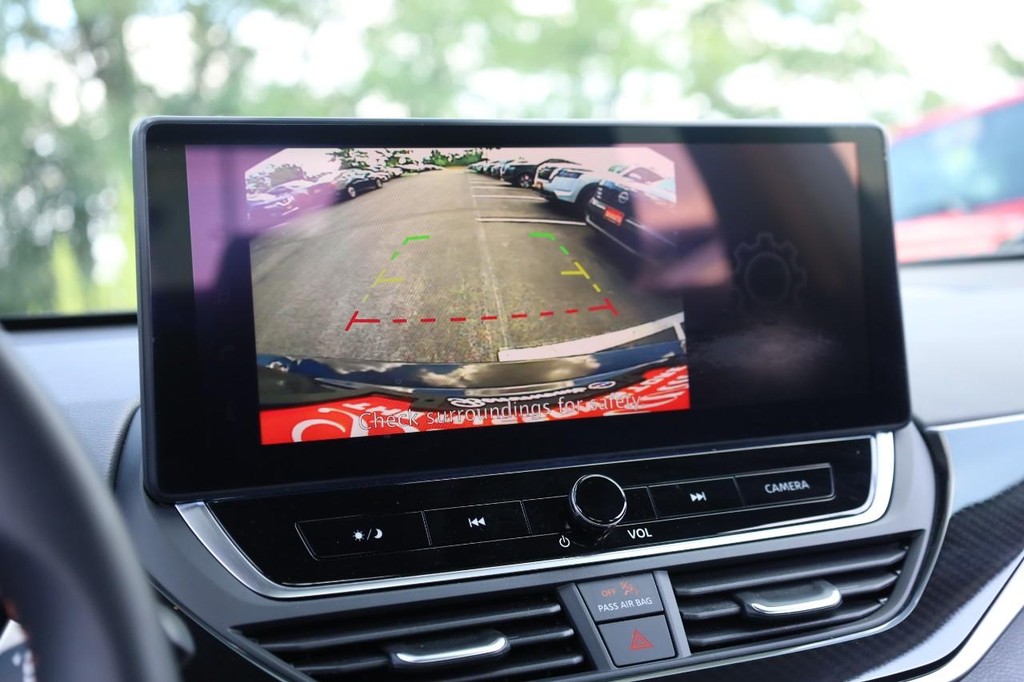 Nissan Altima Vehicle Full-screen Gallery Image 13