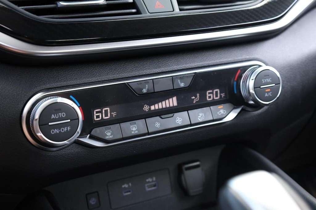 Nissan Altima Vehicle Full-screen Gallery Image 14