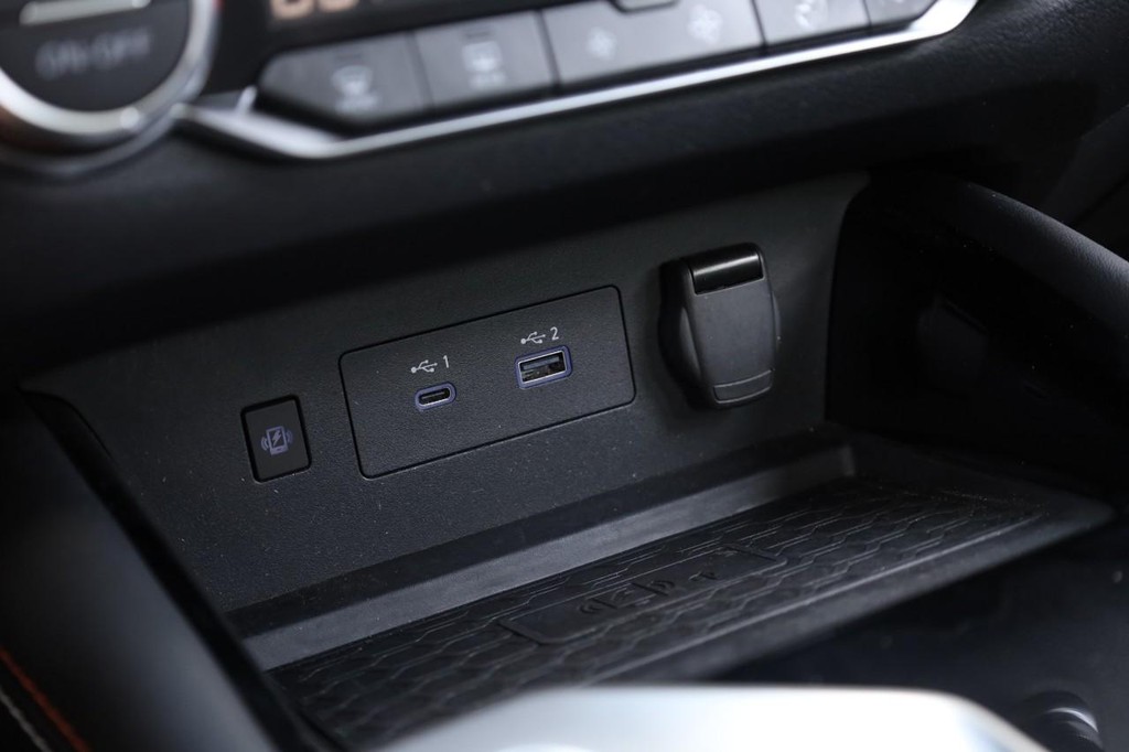 Nissan Altima Vehicle Full-screen Gallery Image 15