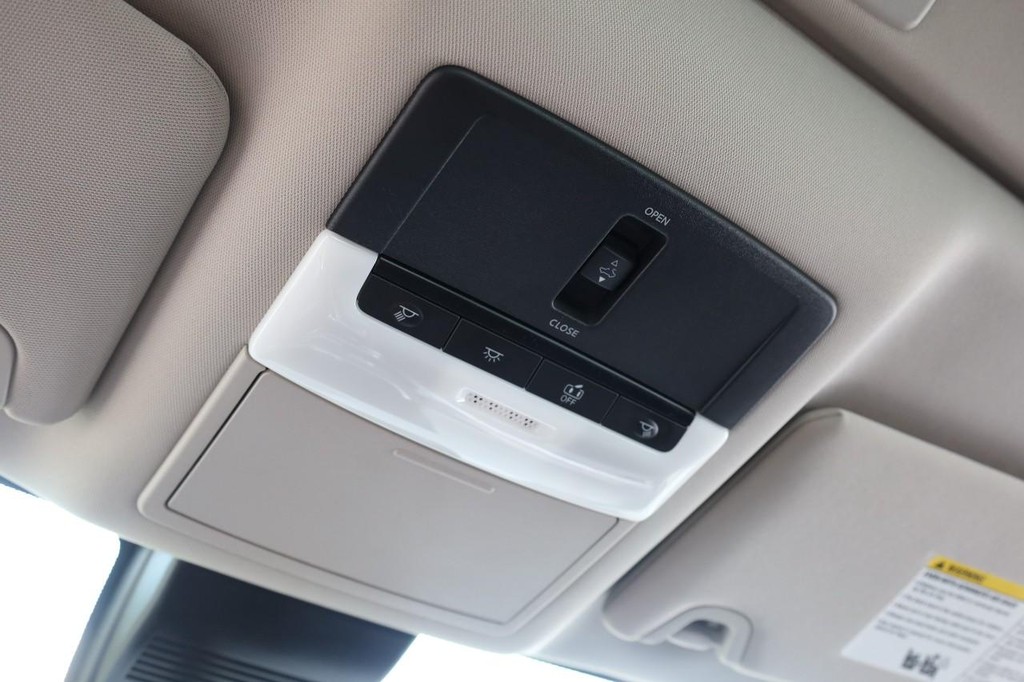 Nissan Altima Vehicle Full-screen Gallery Image 17