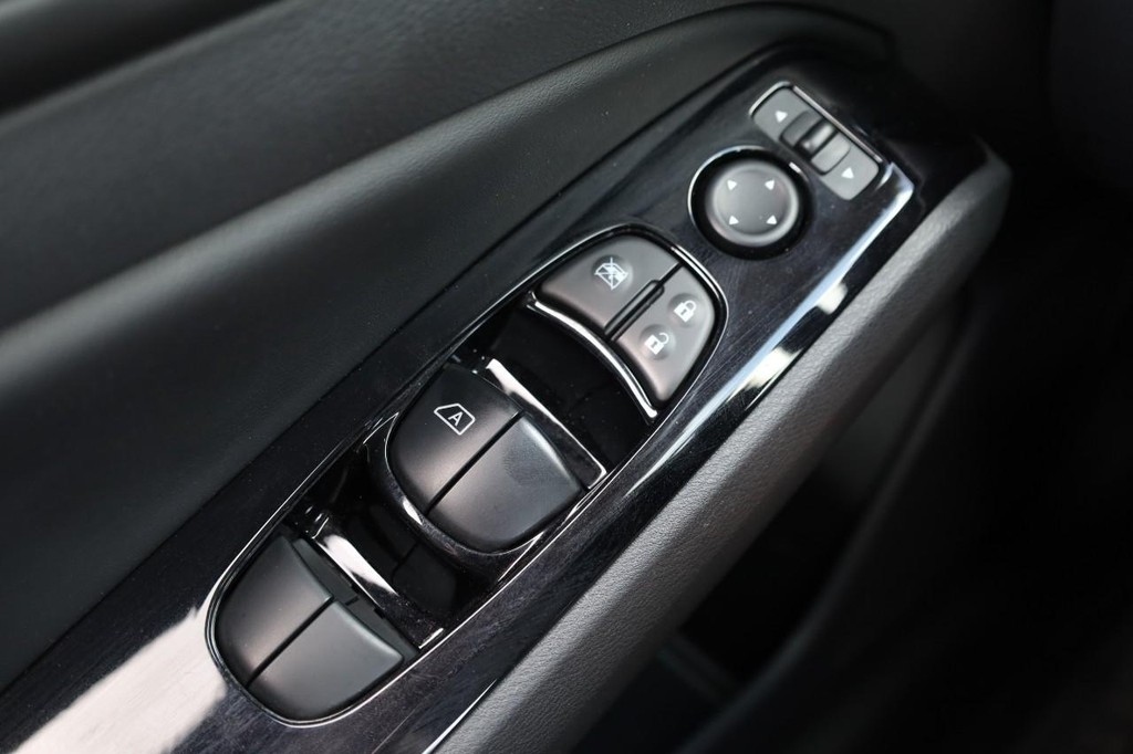 Nissan Altima Vehicle Full-screen Gallery Image 18