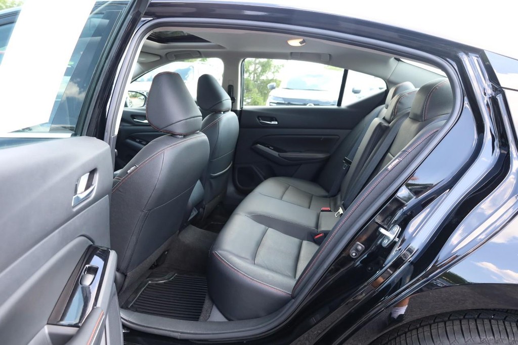 Nissan Altima Vehicle Full-screen Gallery Image 20