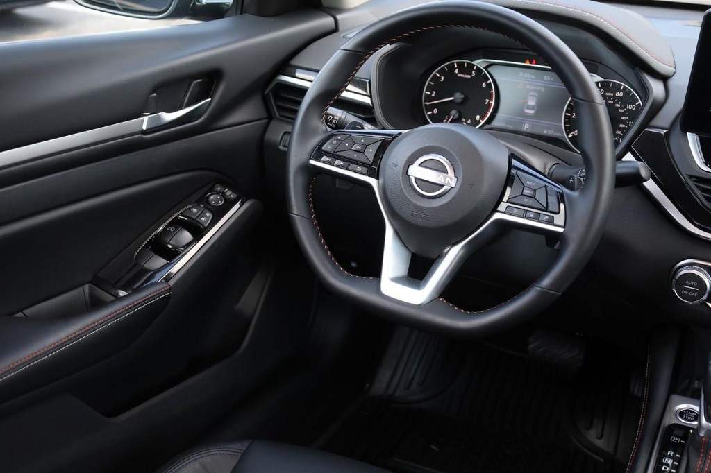 Nissan Altima Vehicle Full-screen Gallery Image 23