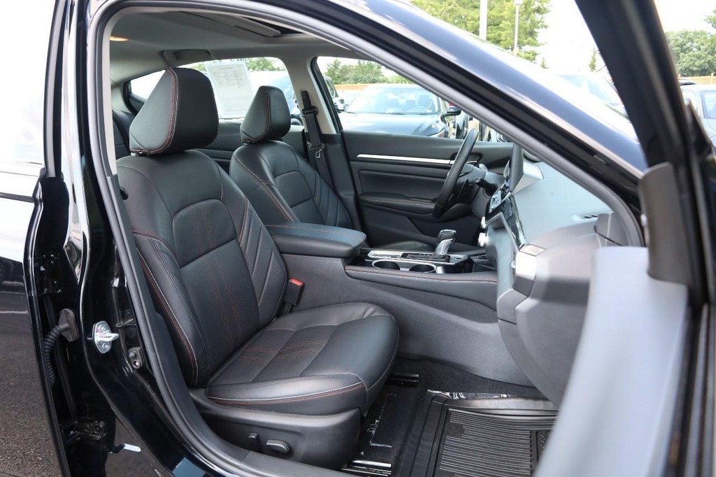 Nissan Altima Vehicle Full-screen Gallery Image 24