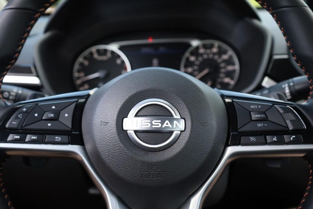 Nissan Altima Vehicle Image 10