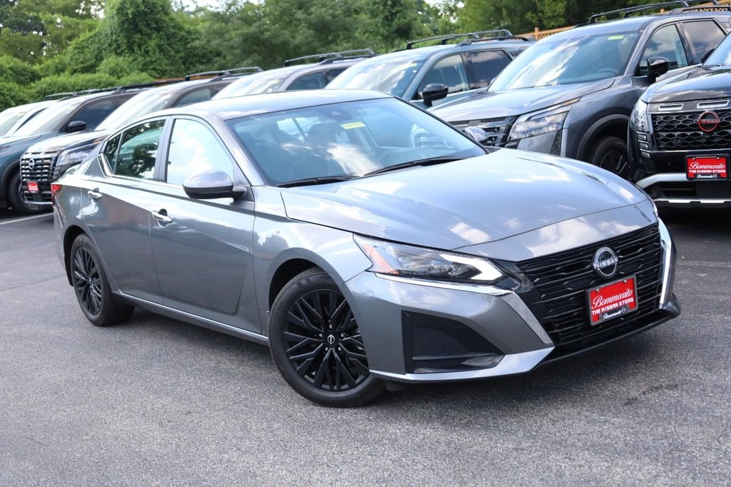 Nissan Altima Vehicle Full-screen Gallery Image 2