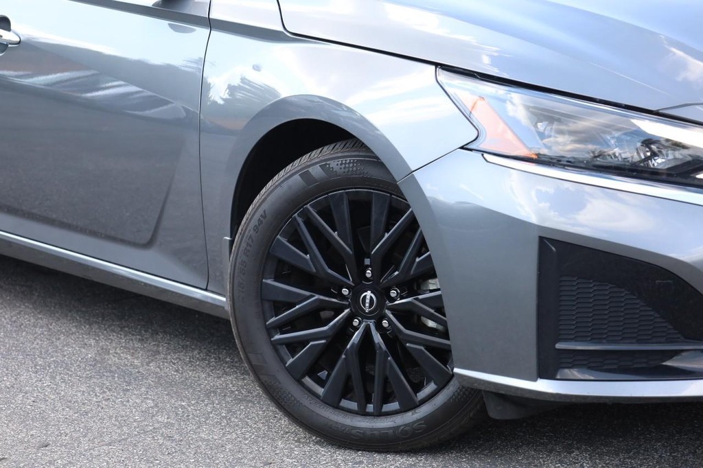 Nissan Altima Vehicle Full-screen Gallery Image 3