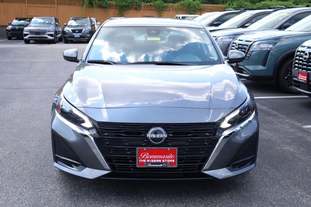Nissan Altima Vehicle Full-screen Gallery Image 4