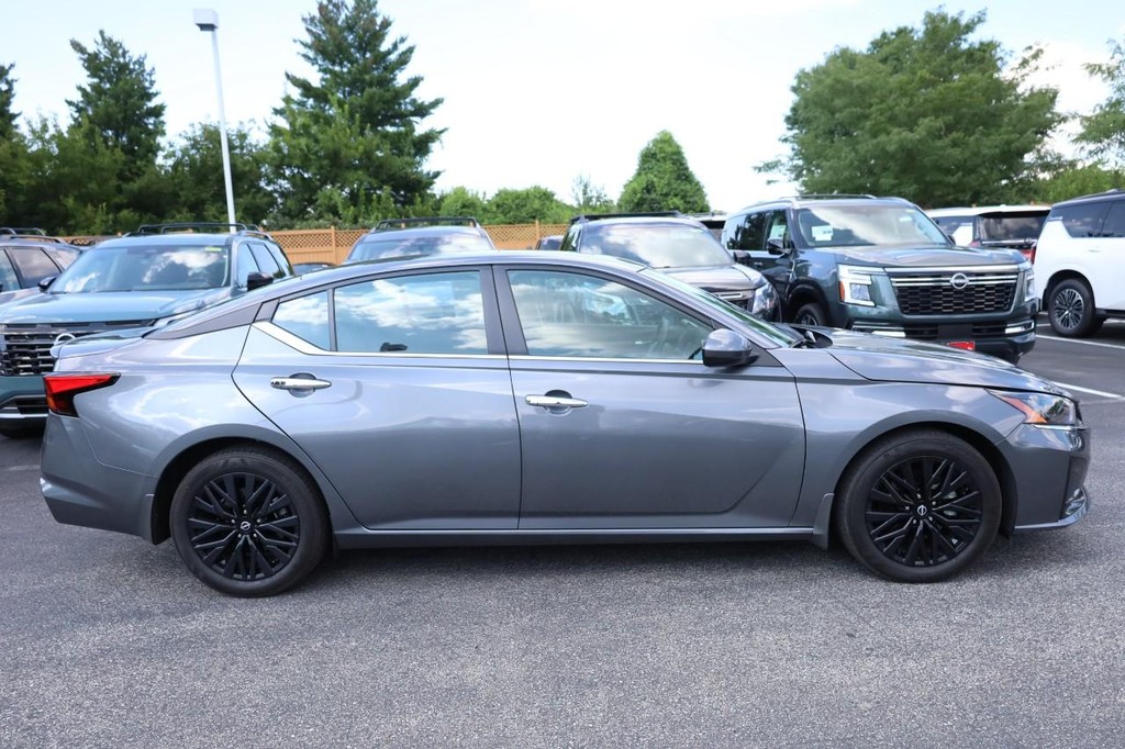 Nissan Altima Vehicle Full-screen Gallery Image 5