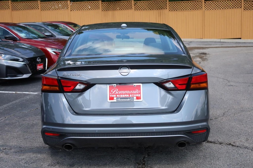 Nissan Altima Vehicle Full-screen Gallery Image 6
