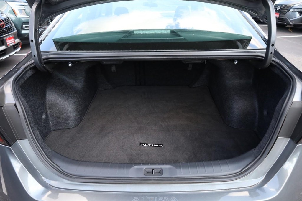 Nissan Altima Vehicle Full-screen Gallery Image 7
