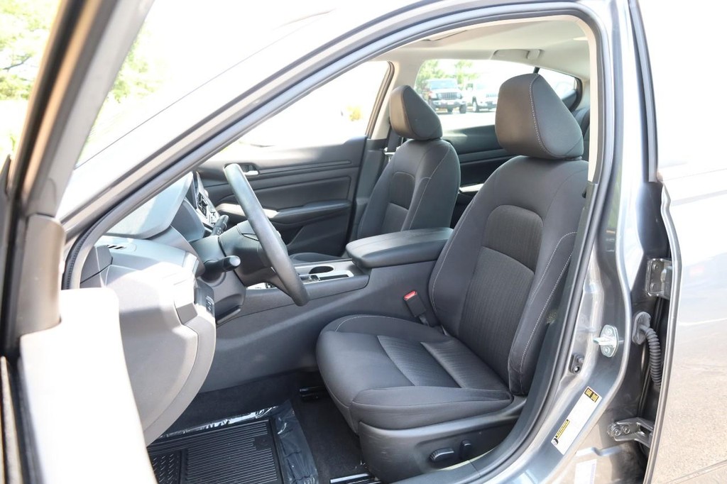 Nissan Altima Vehicle Full-screen Gallery Image 8