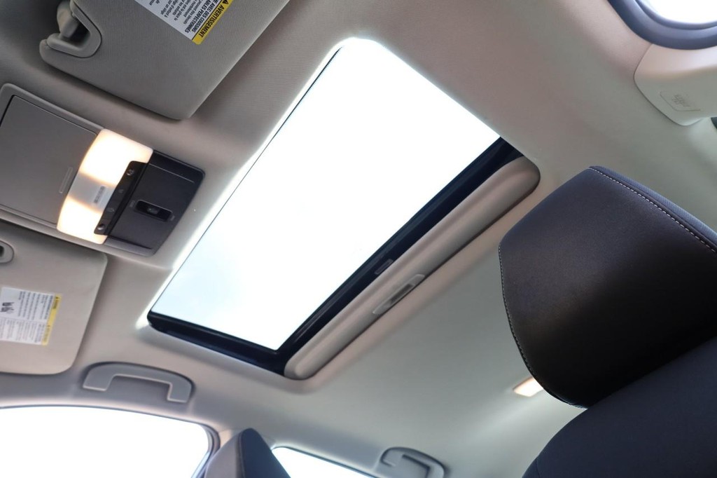 Nissan Altima Vehicle Full-screen Gallery Image 9