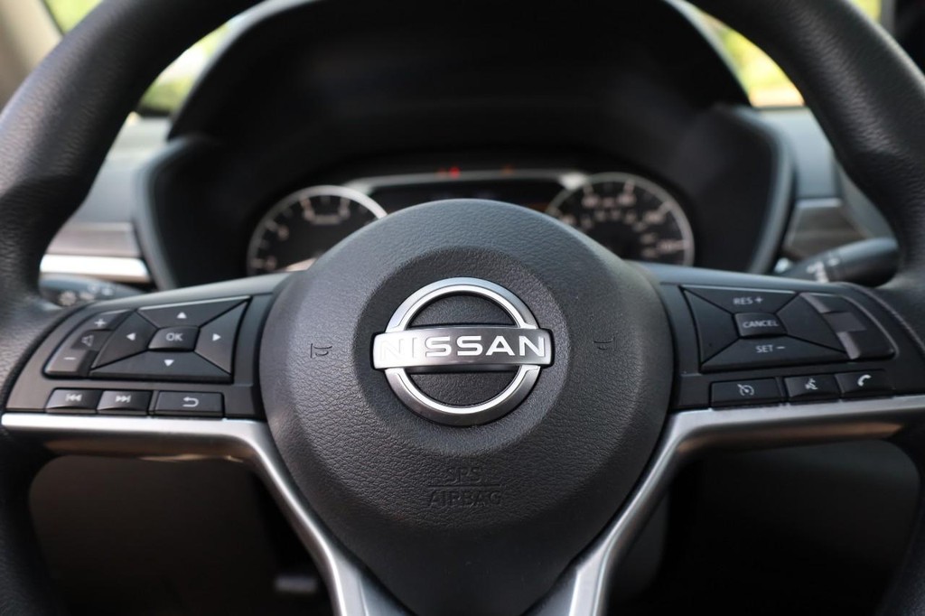 Nissan Altima Vehicle Full-screen Gallery Image 10