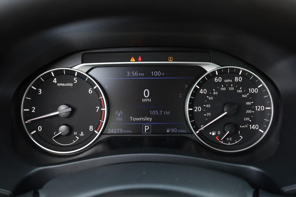 Nissan Altima Vehicle Full-screen Gallery Image 11