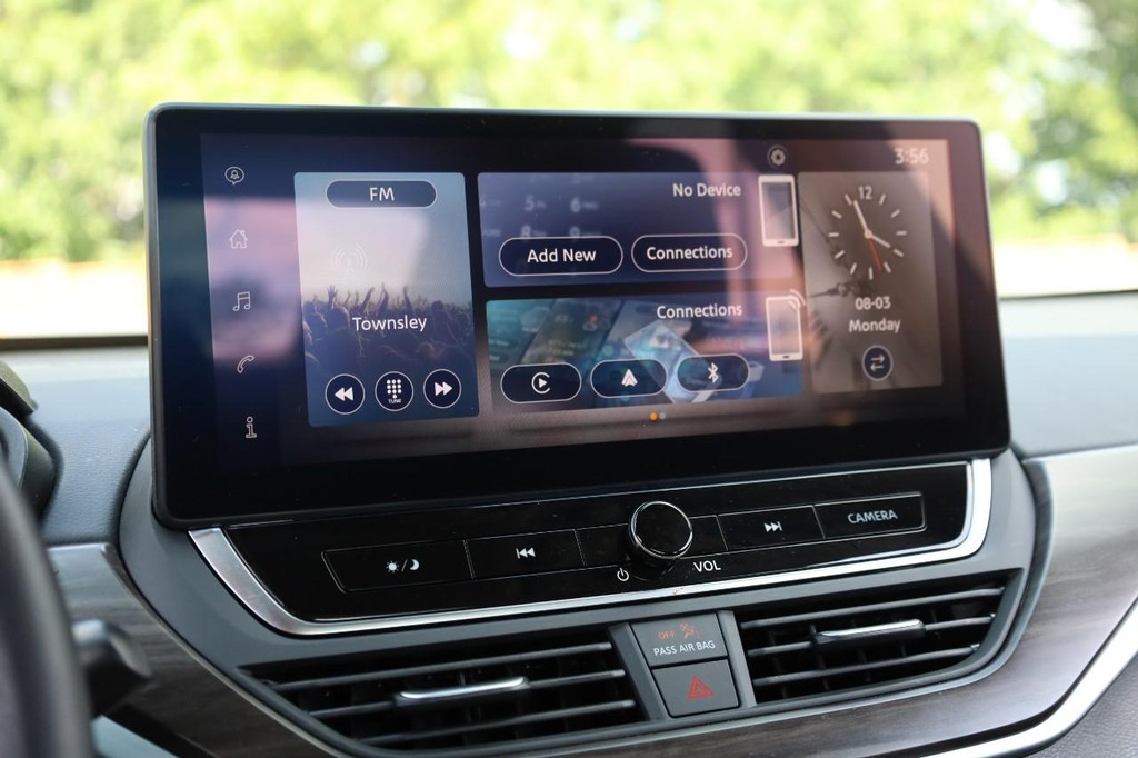 Nissan Altima Vehicle Full-screen Gallery Image 12