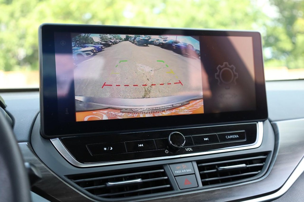 Nissan Altima Vehicle Full-screen Gallery Image 13