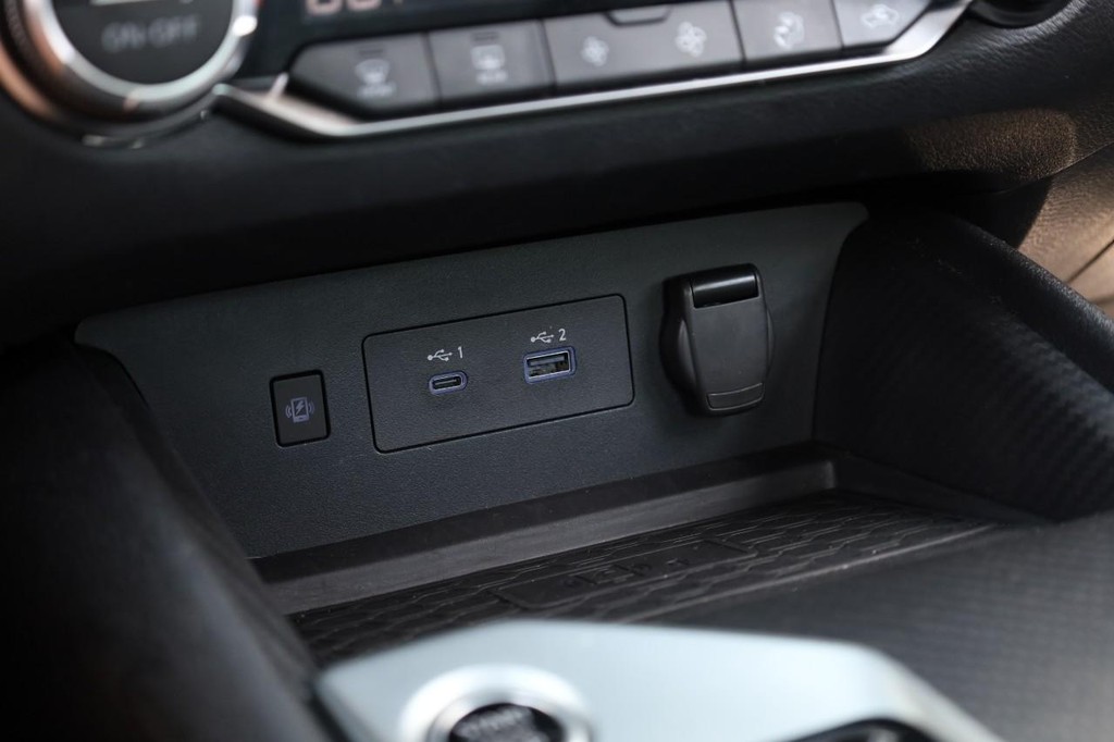 Nissan Altima Vehicle Full-screen Gallery Image 15